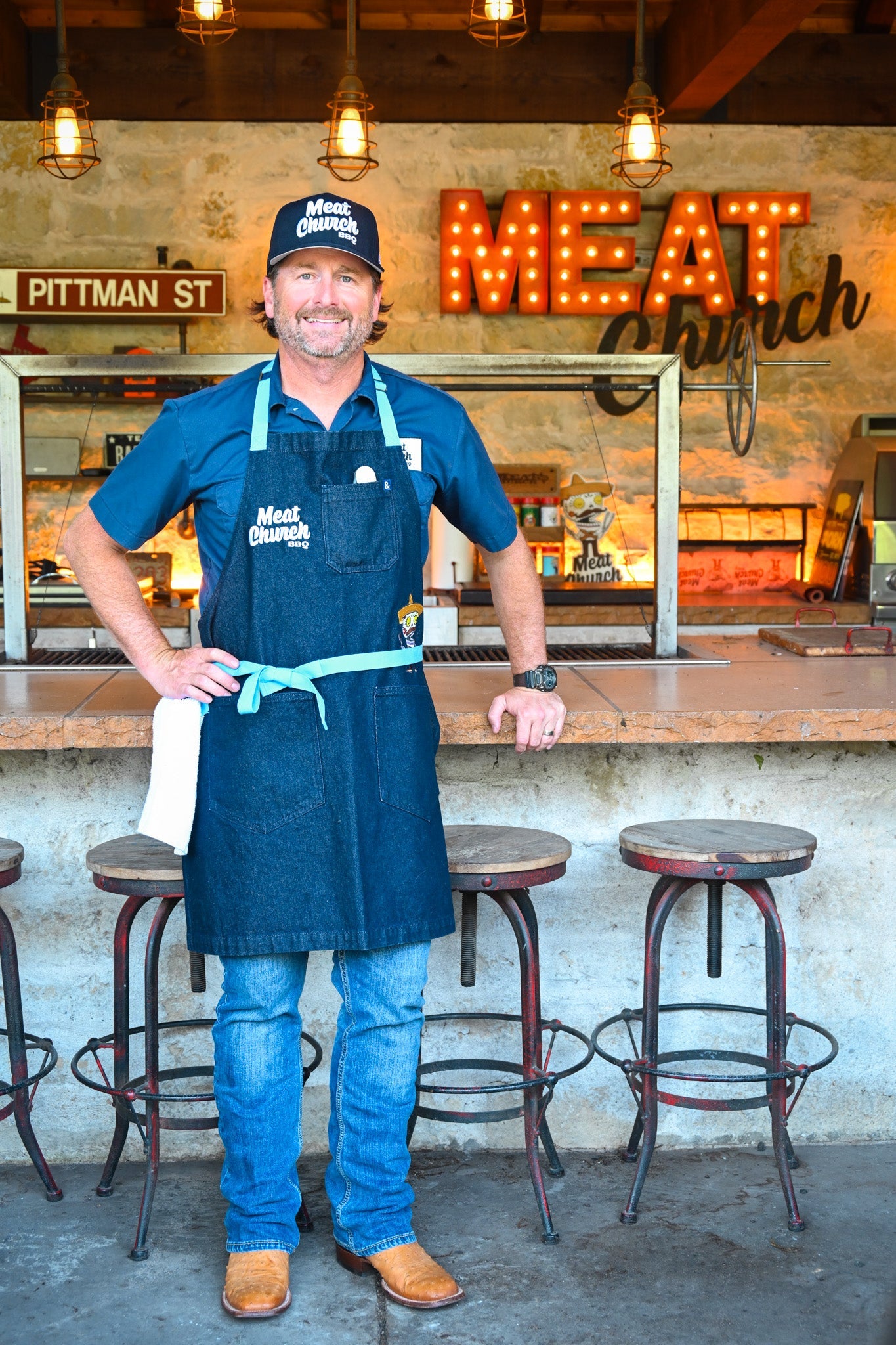 hedley-and-bennett-meat-church-apron-navy-k5 NAVY_H_B_APRON_LIFESTYLE_OUTDOOR_KITCHEN_TIED.jpg